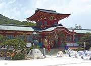 学問の神様として有名な菅原道真がまつられている防府天満宮