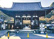 石山寺。月の名所として知られ、紫式部が水面に映る月を見て『源氏物語』の着想を得たとされる