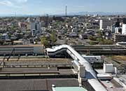 マンション西側からの眺め。遠くには有明海が見える